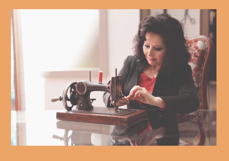 Foto de Inês Ivone Henz com sua máquina de costura 